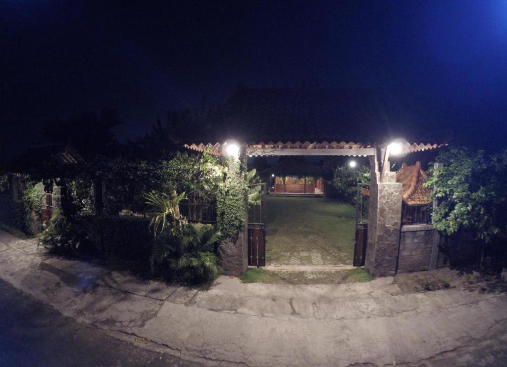 จอกโล อาเยม เตนเตรม Hotel ปรัมบานัน ภายนอก รูปภาพ