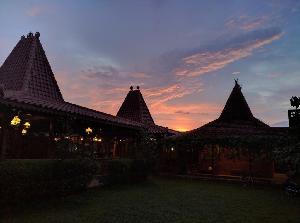 จอกโล อาเยม เตนเตรม Hotel ปรัมบานัน ภายนอก รูปภาพ