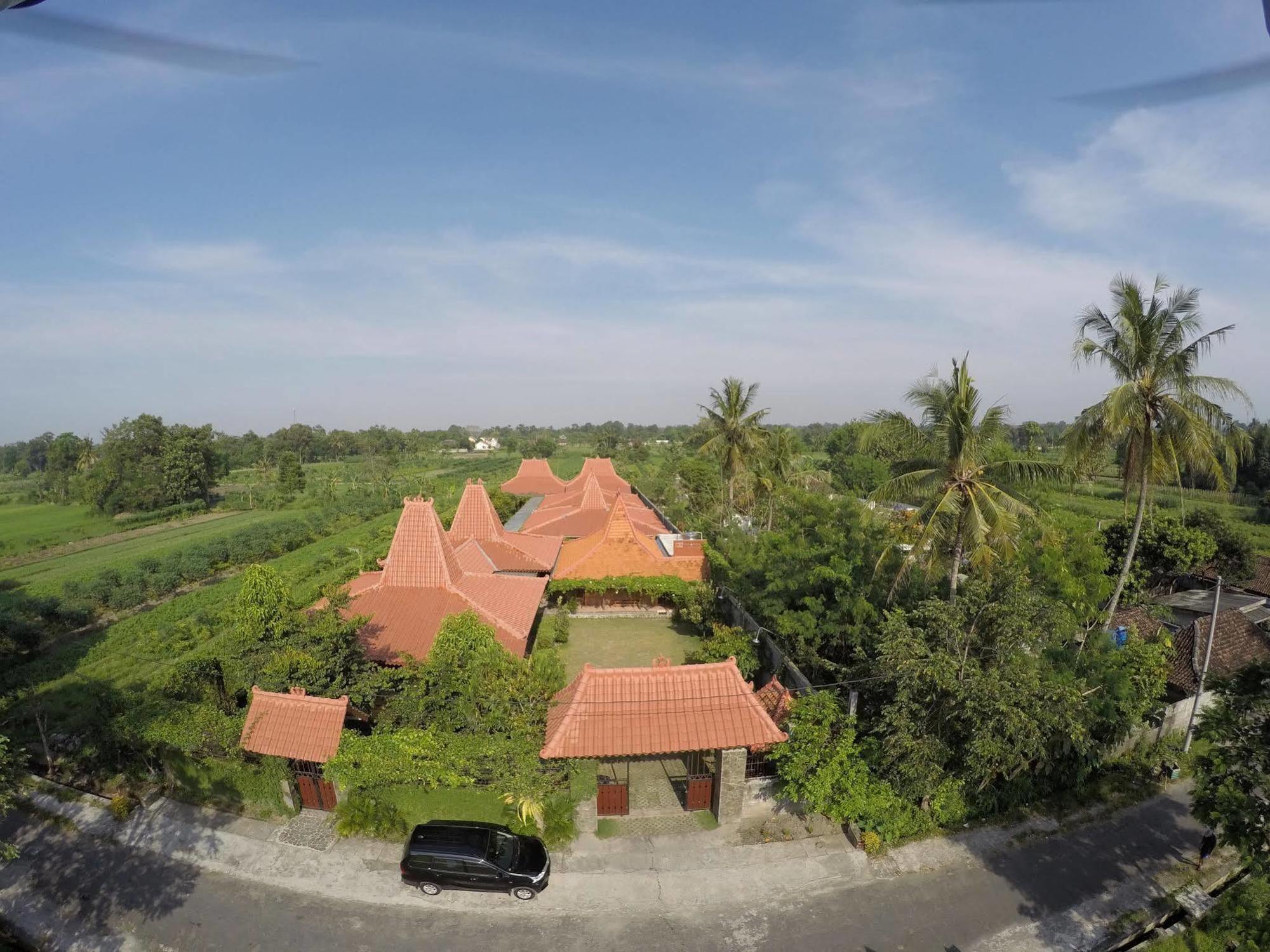 จอกโล อาเยม เตนเตรม Hotel ปรัมบานัน ภายนอก รูปภาพ