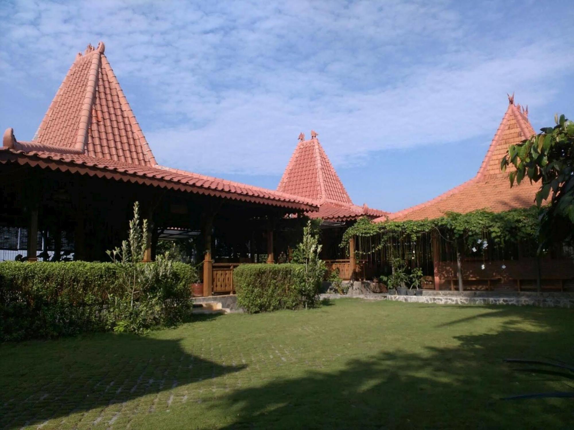 จอกโล อาเยม เตนเตรม Hotel ปรัมบานัน ภายนอก รูปภาพ